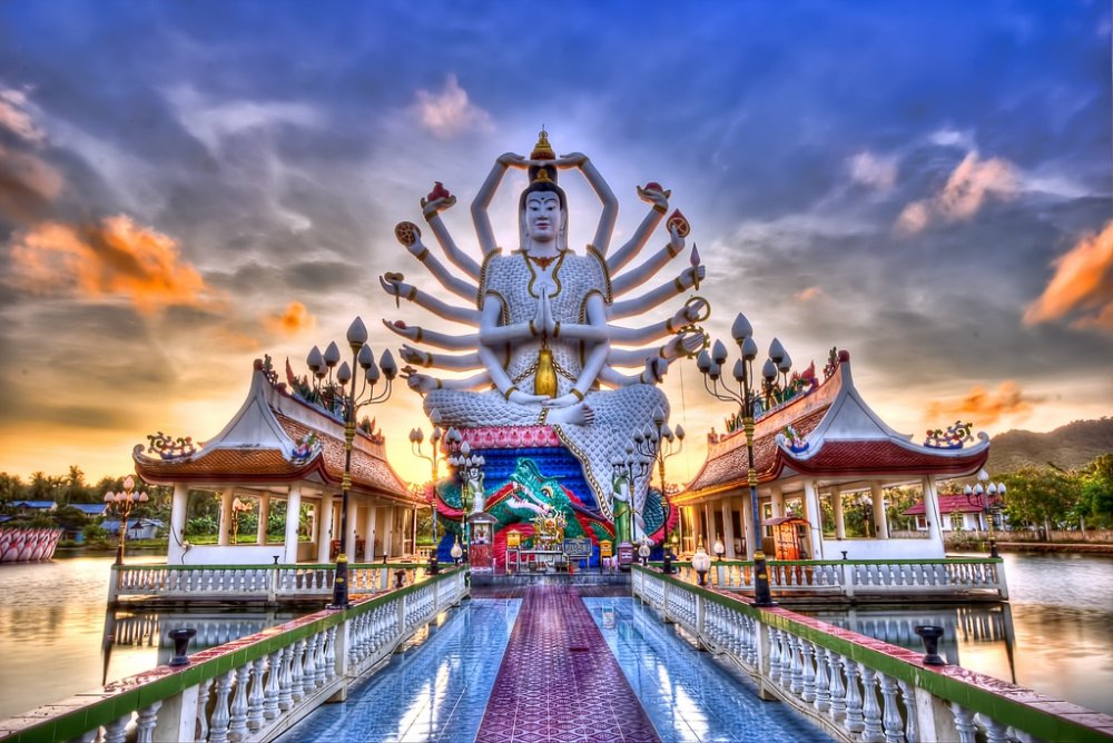 <span> 1</span>Beautiful Wat Plai Laem Temple	